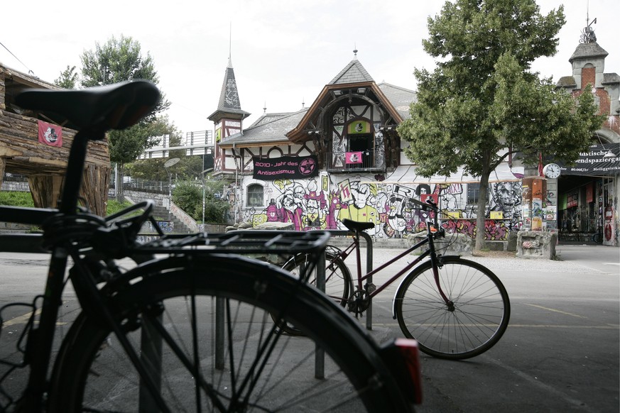 ZUM NEUEN VIERJAHRESVERTRAG DES BERNER STADTPARLAMENTS MIT DEM AUTONOMEN KULTURZENTRUM REITSCHULE STELLEN WIR IHNEN FOLGENDES THEMENBILD ZUR VERFUEGUNG  Das Kulturzentrum Reitschule in Bern, am Freit ...