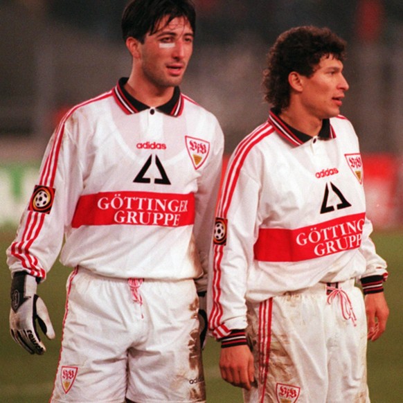 22.11.1997

IMAGO Bildnummer: 0018182197

2301x2143 Pixel

IMAGO / Sportfoto Rudel

VfB Stuttgart-Karlsruher SC 3:0 li. Murat Yakin re. Krassimir Balakov