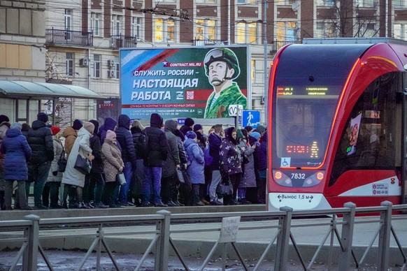 March 21, 2023, Saint Petersburg, Saint Petersburg, Russia: Banner with a soldier image in the streets of Saint Petersburg promoting the army recruitment. Banner says serve russia, with a real work Sa ...