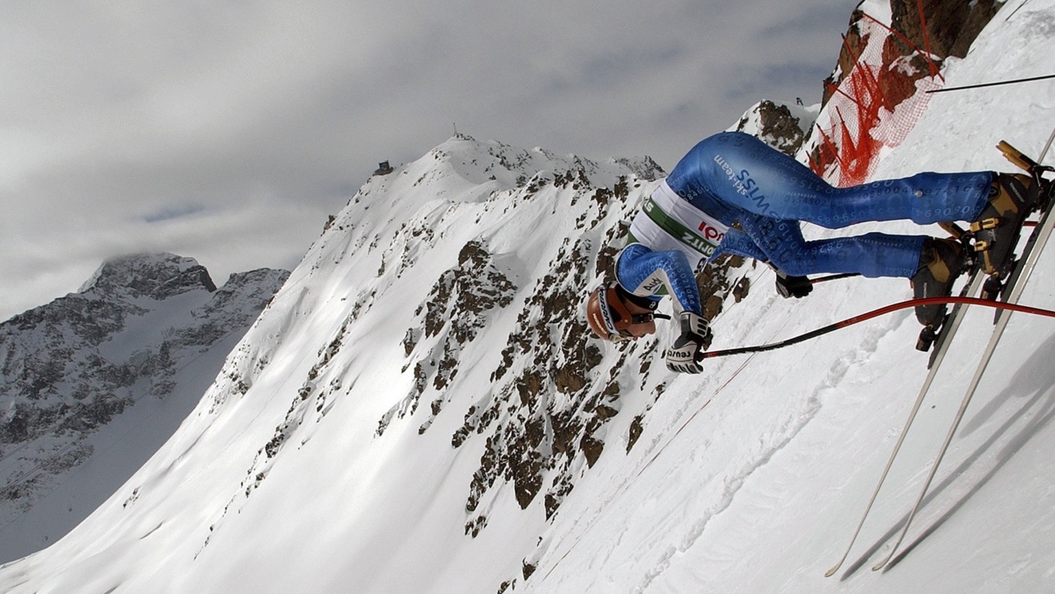 JAHRESRUECKBLICK 2003 - SPORT - NUR WM-SILBER IST SCHOENER ALS FLIEGEN: Swiss Bruno Kernen leaps down the Corviglia course during the men&#039;s second downhill training, at the Alpine Ski World Champ ...