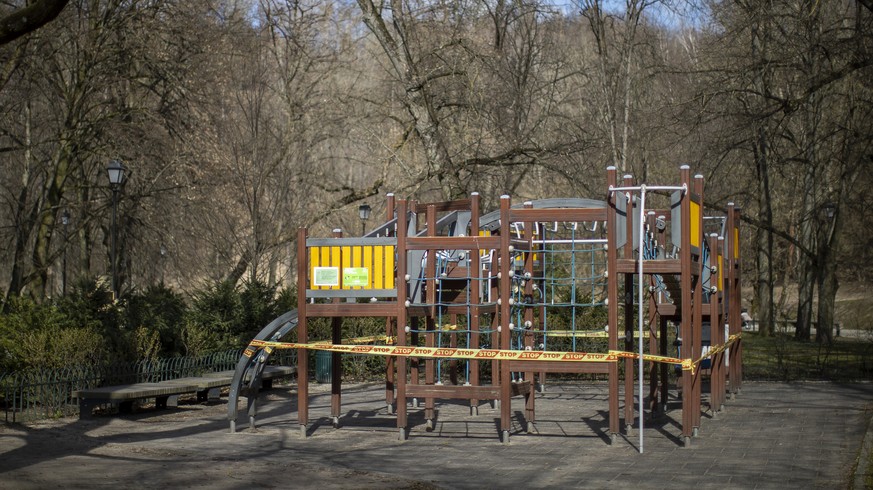 31. März: Kinder dürfen sich nicht mehr auf Spielplätzen austoben.