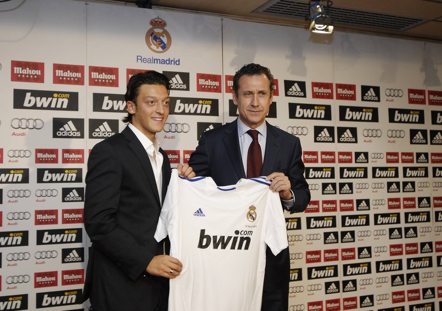 Bildnummer: 06344388 Datum: 18.08.2010 Copyright: imago/Cordon Press/Miguelez Sports
Real Madrid - Neuzugang Mesut Ozil (L), Sportdirektor Jorge Valdano PUBLICATIONxINxGERxSUIxAUTxHUNxONLY; Fussball  ...