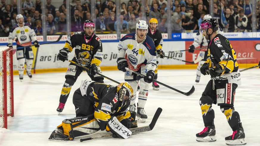 Ajoies Torhueter Tim Wolf, Mitte, in Aktion beim Eishockey-Qualifikationsspiel der National League zwischen dem HC Ajoie und dem HC Ambri-Piotta in der Raiffeisen Arena in Porrentruy, am Samstag, 18.  ...