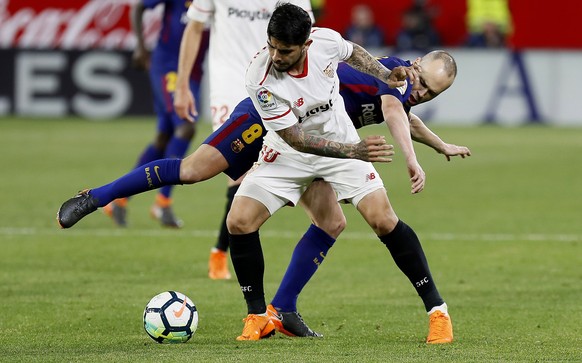 epa06639582 Sevilla CF&#039;s Ever Banega (front) duels for the ball with FC Barcelona&#039;s Andres Iniesta (rear) during their Spanish Liga Primera Division soccer match played at Ramon Sanchez Pizj ...