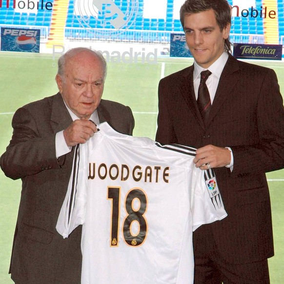 Bildnummer: 01234964 Datum: 19.08.2004 Copyright: imago/Miguelez Sports Foto
Ehrenpräsident Alfredi di Stefano (li.) überreicht Neuzugang Jonathan Woodgate (beide Real Madrid) dessen neues Trikot mit  ...