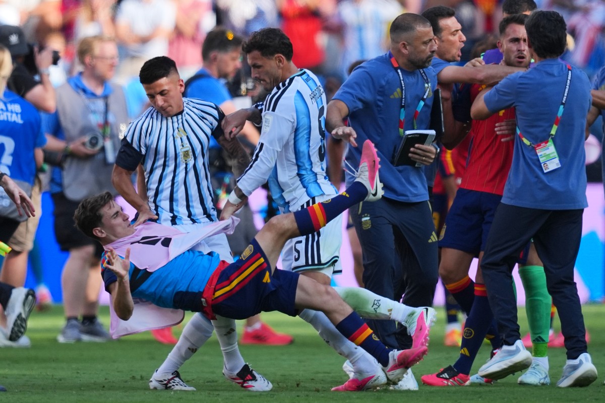 FILE - Argentina's Leandro Paredes (5) knocks down Spain's Gavi (9) as Argentina coaches, right, scuffle with Spain's Eric GarcÌa (4) after the World Cup final soccer match between Spai ...