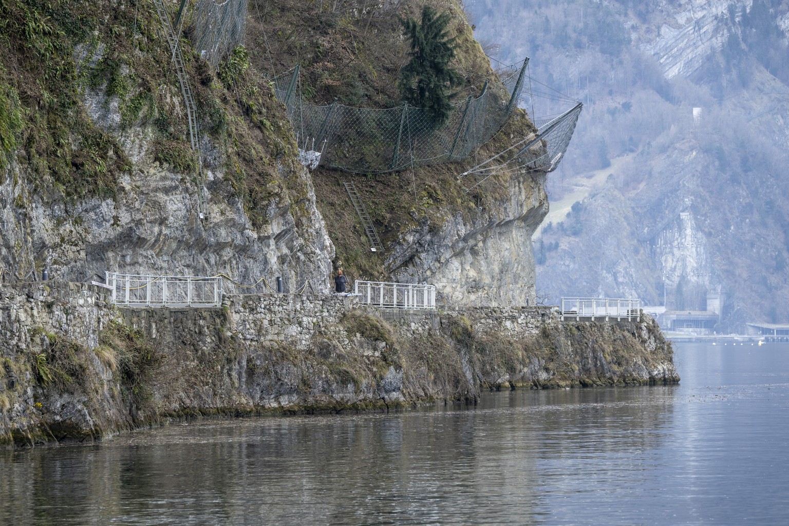 Die Fundstelle am Ufer des Vierwaldstaettersee an der felsigen Kehrsitenstrasse zwischen Stansstad und Khersiten anlaesslich einer Medienkonferenz zu einem ungeklaerten Mordfall an einer Bulgarischen  ...