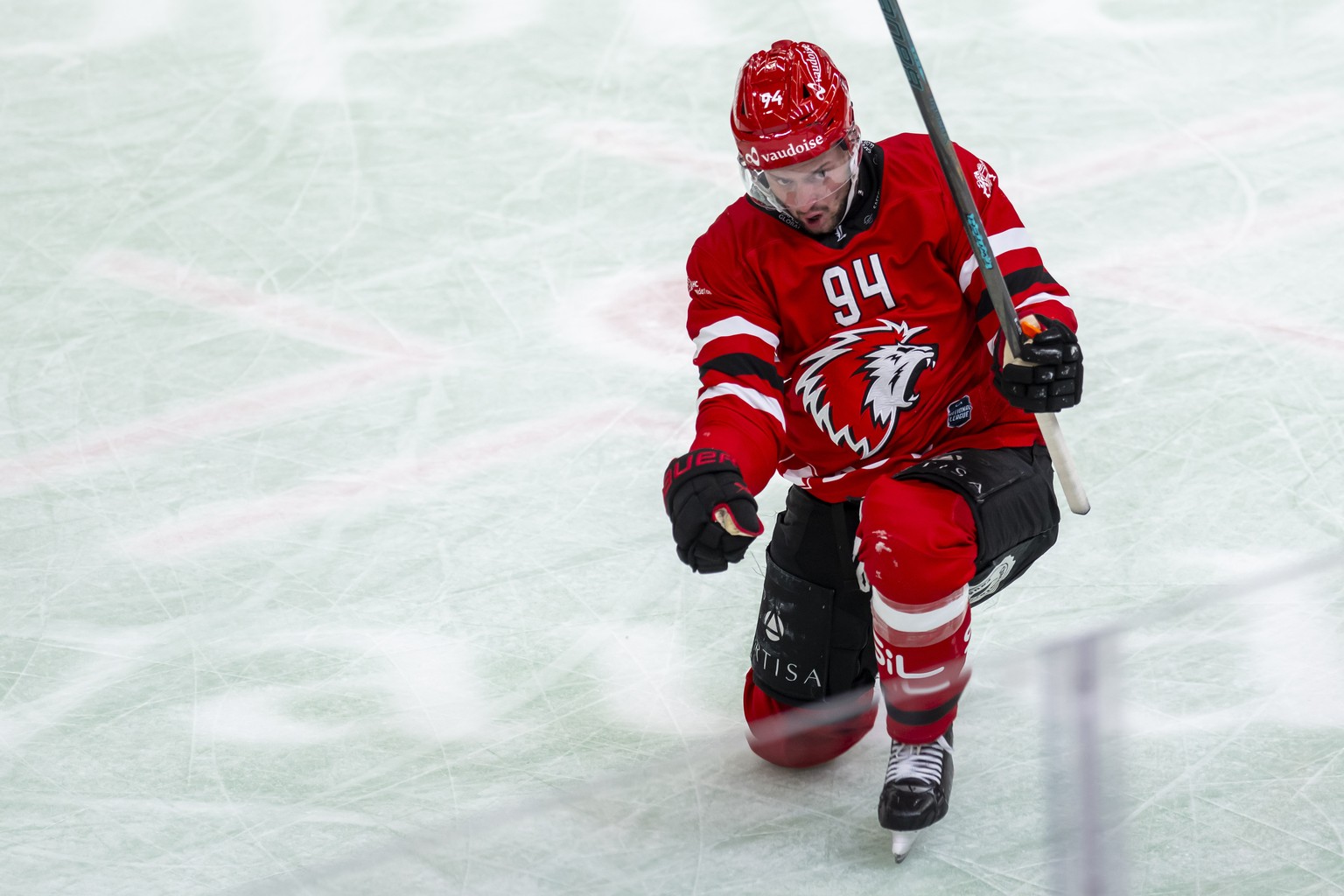 Tim Bozon (LHC), gauche, laisse eclater sa joie, lors du premier match des Play-off des demi finales du championnat suisse de hockey sur glace de National League entre Lausanne HC, LHC, et Fribourg-Go ...