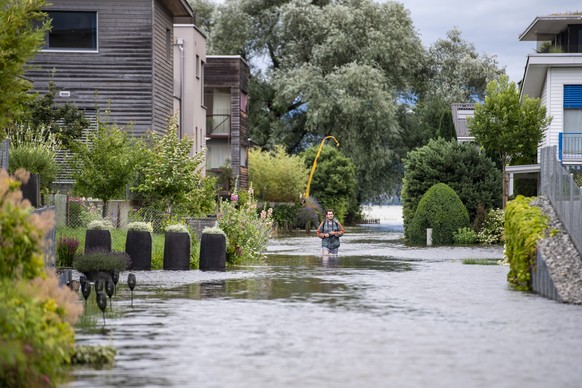 Das Quartier Ried in Giswil am Sarnersee im Kanton Obwalden am Vierwaldstaettersee ist mit Hochwasser bedeckt, am Donnerstag, 15. Juli 2021 in Stansstad. (KEYSTONE/Urs Flueeler)