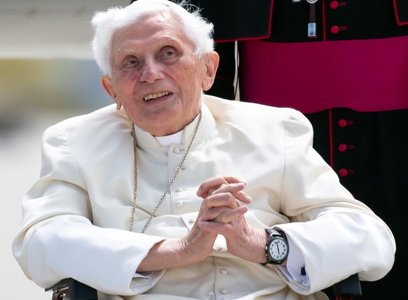 ARCHIV - 22.06.2020, Bayern, Freising: Der emeritierte Papst Benedikt XVI. kommt zu seinem R