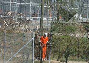 Aufnahme aus Guantanamo aus dem Jahr 2002: Ein Häftling wird zu einer Vernehmung geführt.