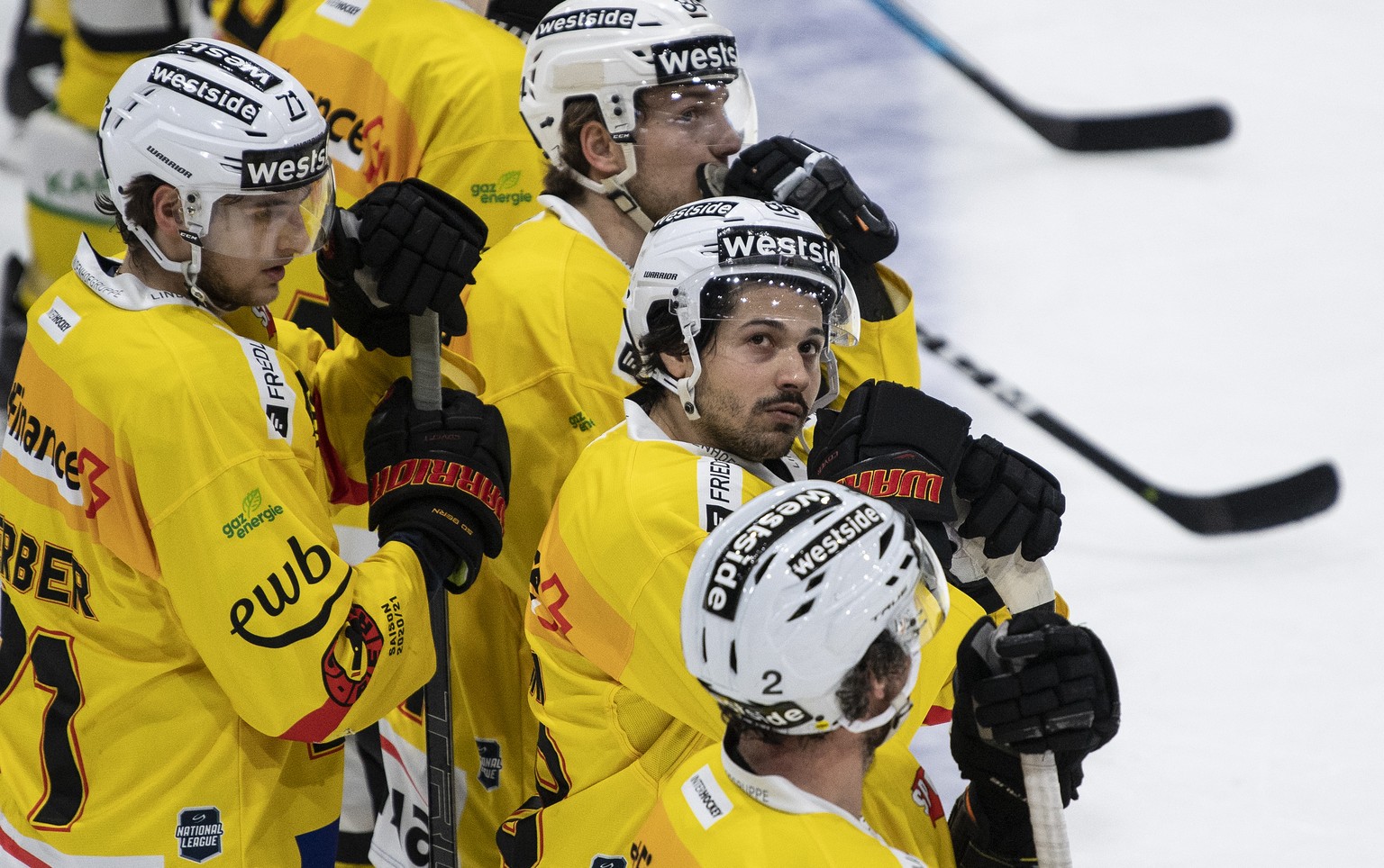 Berns Jeremi Gerber, Ronny Daehler und Inti Pestoni, von links, sind enttaeuscht im Eishockey Meisterschaftsspiel der National League zwischen dem HC Fribourg Gotteron und dem SC Bern, am Dienstag, 9. ...