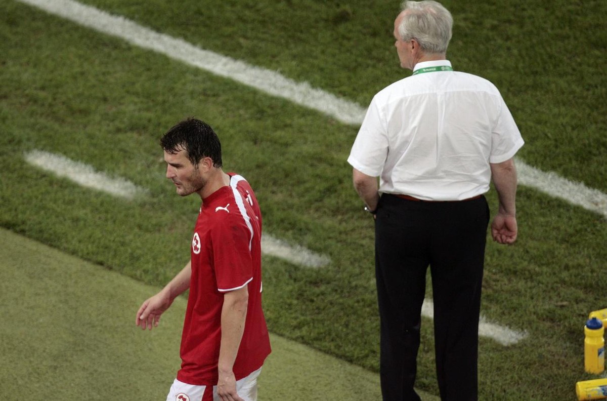 Der Schweizer Nati-Coach Jakob "Koebi" Kuhn, rechts, wechselt seinen Stuermer Alex Frei, links, in der Verlaengerung aus am Montag, 26. Juni 2006, beim Achtelfinalspiel der Schweizer Fussbal ...