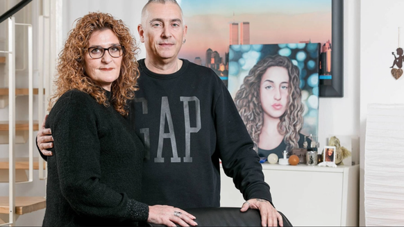 Nadya und Candid Pfister vor einem Bild ihrer verstorbenen Tochter in ihrer Wohnung.