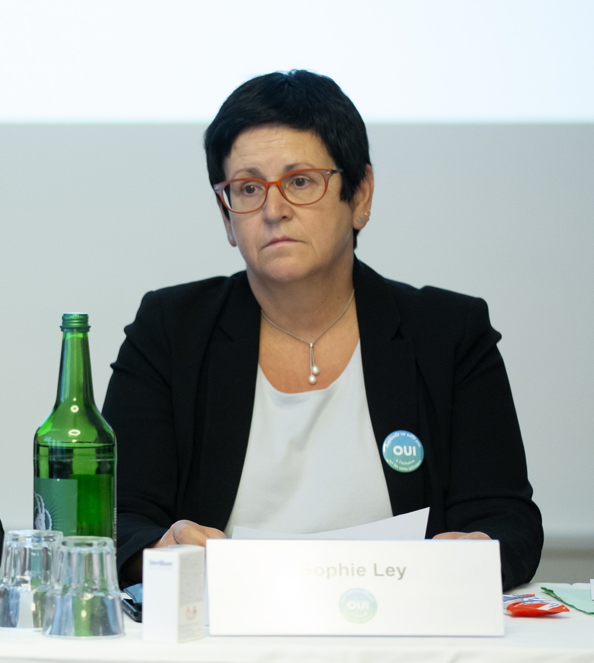 Yvonne Ribi, Geschaeftsfuehrerin SBK-ASI und Mitglied Initiativkomitee, links, spricht neben Sophie Ley, Praesidentin SBK-ASI und Prasidentin Verein "Ja zur Pflegeinitiative", waehrend der S ...