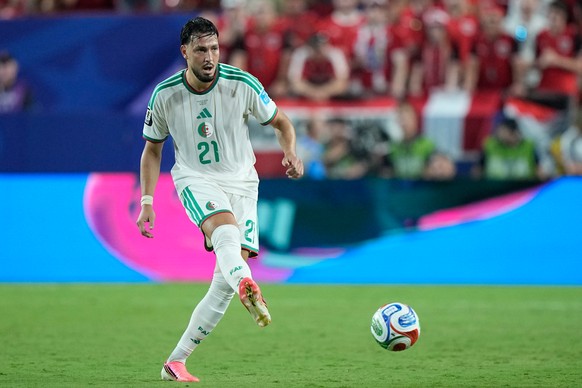 Algeria's Ramy Bensebaini (21) passes during the World Cup Group J soccer match between Algeria and Austria in Kansas City, Mo., Saturday, June 27, 2026. (AP Photo/Charlie Riedel)
Ramy Bensebaini
