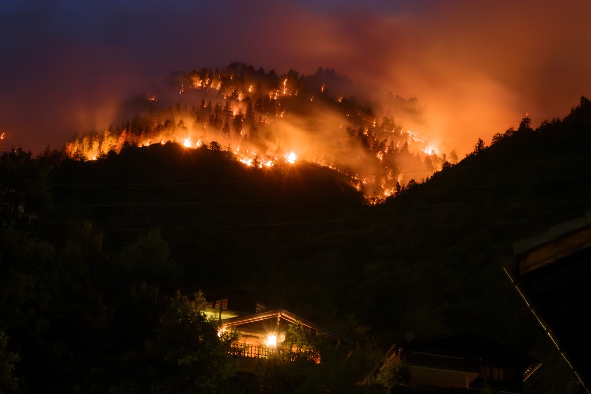 De la fumee et des flammes s'echappent de la foret en feu au dessus des communes de Bitsch et Ried-Moerel ce lundi 17 juillet 2023 a Bitsch. Un incendie de foret s'est declare lundi au-dessu ...