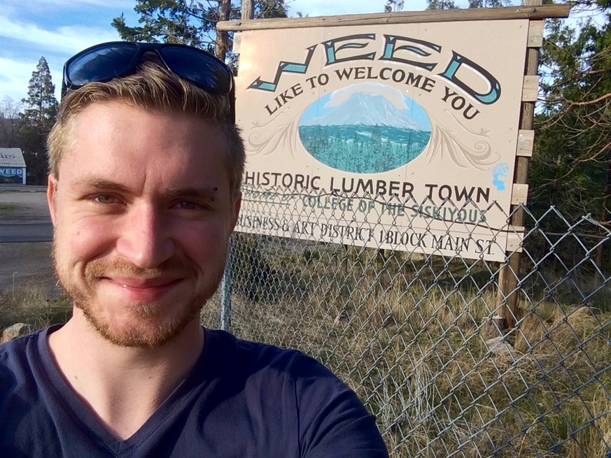 Ganz unabhängig davon dieses Selfie vom letzten Jahr aus Weed in Kalifornien.