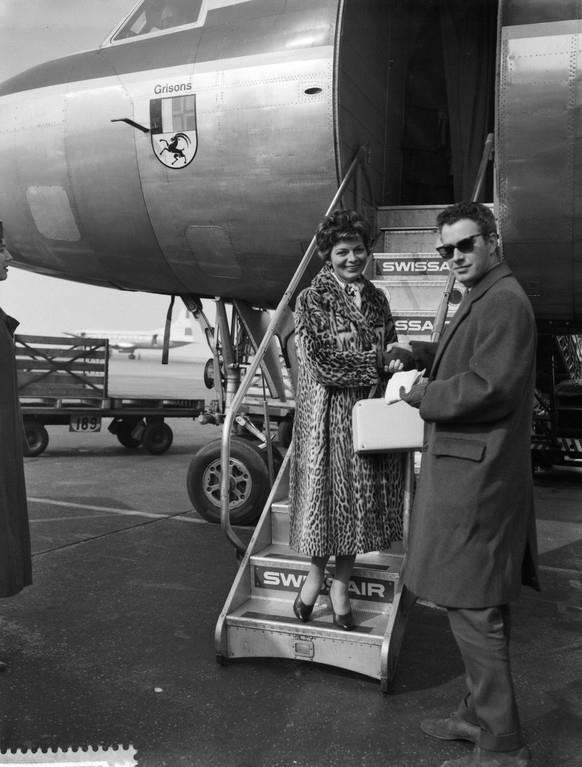 Anefo photo collection. Arrival Lys Assia Switzerland at Schiphol for the Eurovision Song Contest 1958. Airplane staircase. March 11, 1958. Noord-Holland, Schiphol Copyright: xpiemagsx pienatarchpart2 ...