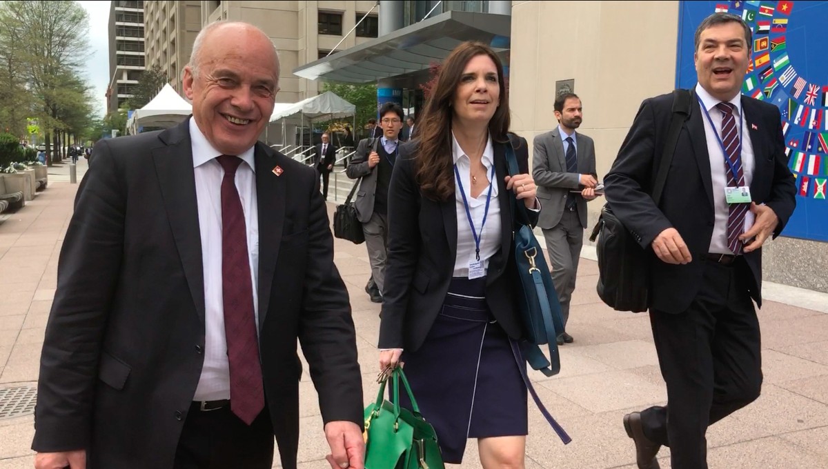 Bundespraesident Ueli Maurer, links, zusammen mit seiner Delegation im Rahmen der Fruehjahrstagung des Internationalen Waehrungsfonds (IWF) und der Weltbank in Washington, am Samstag, 13. April 2019.  ...