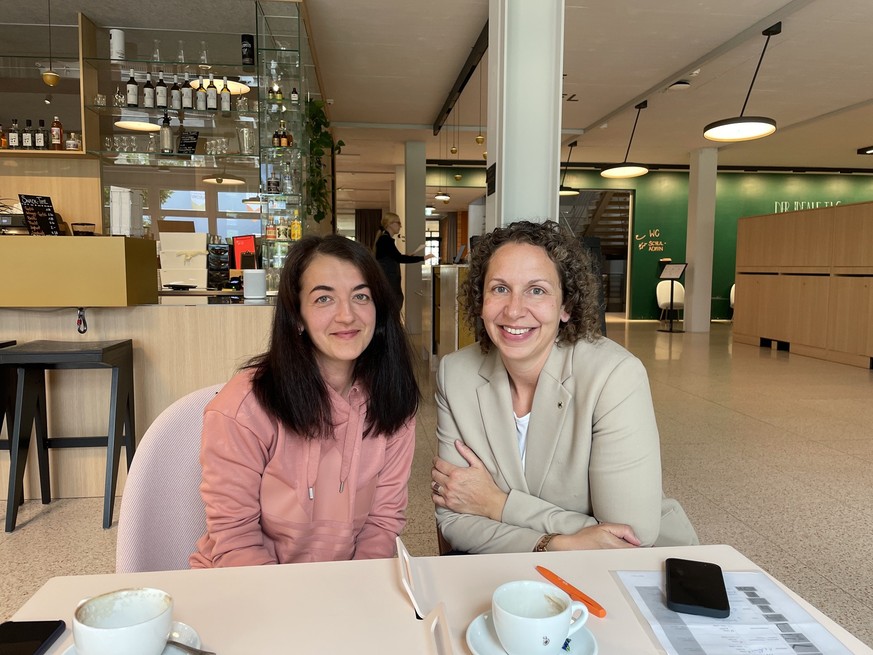 Olga Burlutska (links) und Janine Rüfenacht in der Cafeteria der Hotelfachschule Thun.