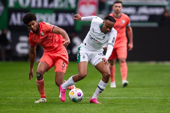 24.02.2024, Nordrhein-Westfalen, M�nchengladbach: Fu�ball: Bundesliga, Borussia M�nchengladbach - VfL Bochum, 23. Spieltag, Stadion im Borussia-Park. Gladbachs Nathan N&#039;Goumou (r) und Bochums Ber ...