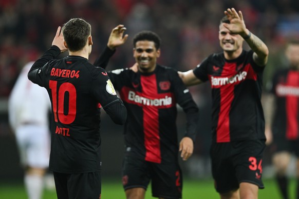 03.04.2024, Nordrhein-Westfalen, Leverkusen: Fu�ball: DFB-Pokal, Bayer Leverkusen - Fortuna D�sseldorf, Halbfinale, BayArena. Leverkusens Florian Wirtz (l-r), Leverkusens Amine Adli und Leverkusens Gr ...