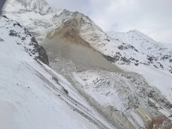 HANDOUT --- Steine eines Felssturzes vom Kleinen Nesthorn stuerzen auf den Birchgletscher im Loetschental, am Freitag, 23. Mai 2025, in Blatten. Das Dorf Blatten VS im Loetschental musste wegen der Ge ...