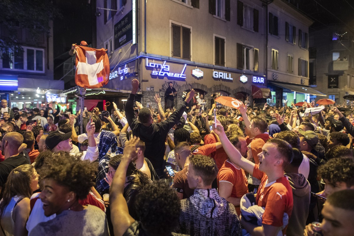 epa09309819 Fans of Switzerland celebrate after the UEFA EURO 2020 round of 16 soccer match between France and Switzerland in Zurich, Switzerland, 29 June 2021. EPA/ENNIO LEANZA