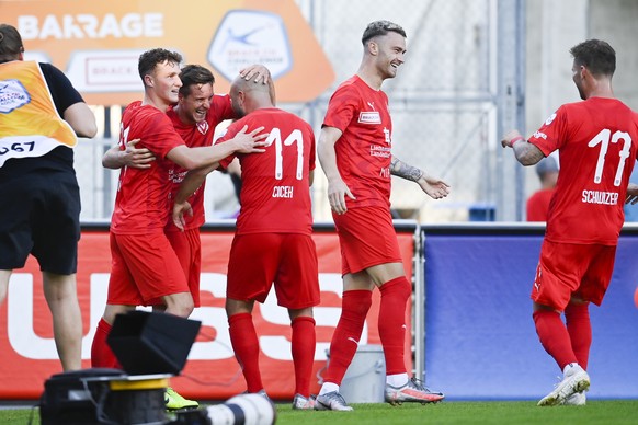 Die Vaduzer um Manuel Sutter, zweiter von links, bejubeln dessen 2-0, im Barrage Hinspiel zwischen dem FC Vaduz aus der Challenge League und dem FC Thun aus der Super League, am Freitag, 7. August 202 ...