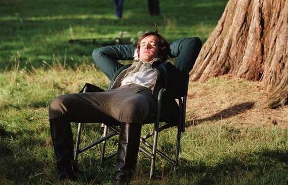 Matthew Macfadyen sonnt sich in einem Campingstuhl am Set von« Pride and Prejudice».

https://www.reddit.com/r/popculturechat/comments/1kkcq5u/actors_doing_modern_things_while_being_on_set_of/