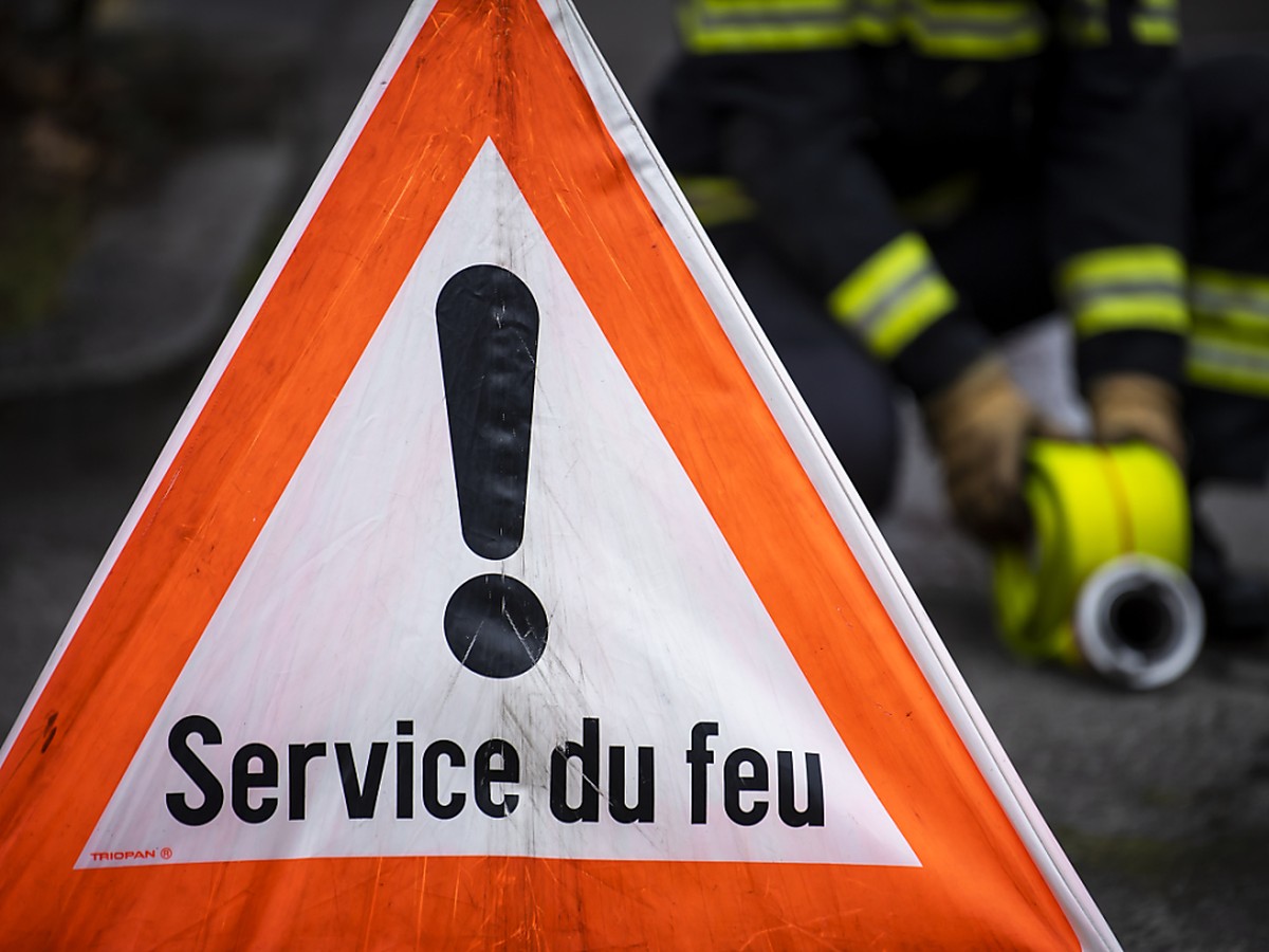 Le centre de renforts d'incendie et de secours de Porrentruy est intervenu avec huit pompiers et quatre v�hicules pour �teindre le d�but d'incendie (clich� symbolique/Keystone archives).