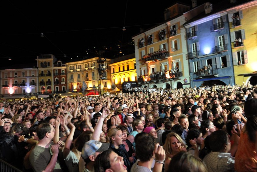 Spectators watch US musican Pink perform during a concert of the Moon and Stars series on the Piazza Grande in Locarno, Switzerland on Monday July 12 2010. (KEYSTONE/Karl Mathis)