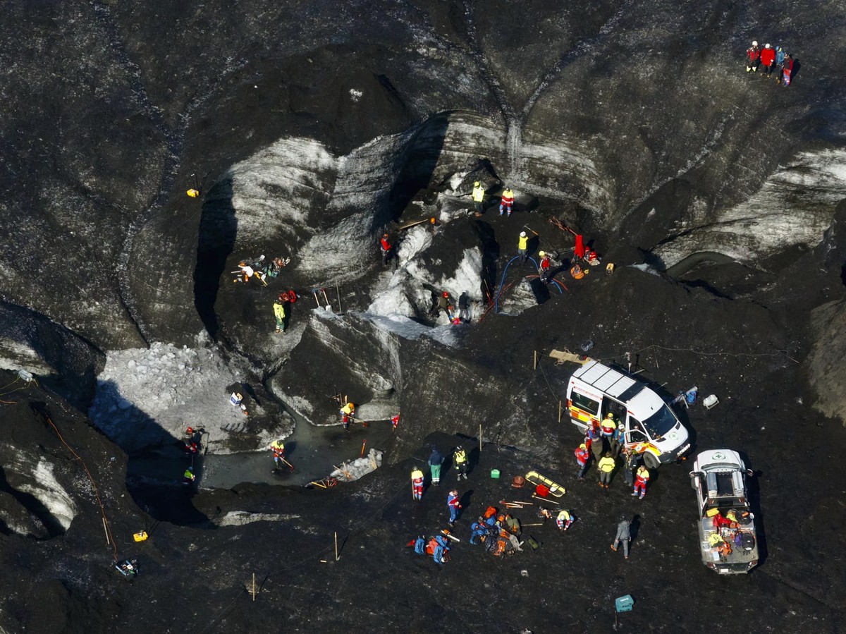 Rescue teams work at the scene after an ice cave partially collapsed, at the Breidamerkurjokull glacier, in southeastern Iceland, Monday, Aug, 26, 2024. (STOD2/ Vilhelm Gunnarsson via AP)