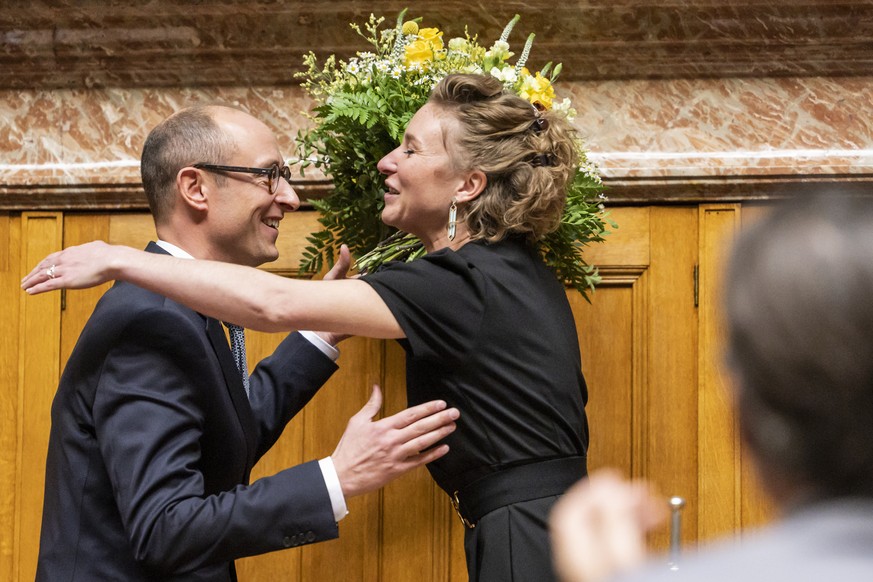 Martin Candinas, Mitte-GR, links, freut sich nach seiner Wahl zum Nationalratspraesidenten und empfaengt die Gratulationen seiner Vorgaengerin, Irene Kaelin, GP-AG, am ersten Tag der Wintersession der ...