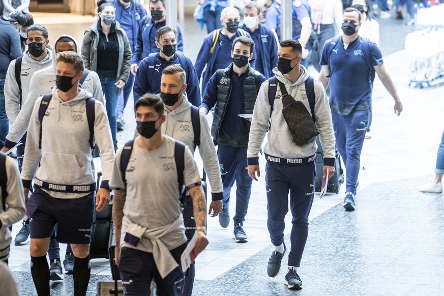 Granit Xhaka, rechts, und die Schweizer Nationalmannschaft am Flughafen Zuerich, kurz vor dem Abflug an die Fussball Europameisterschaft 2021 nach Baku, am Montag, 7. Juni 2021 am Flughafen Zuerich. ( ...