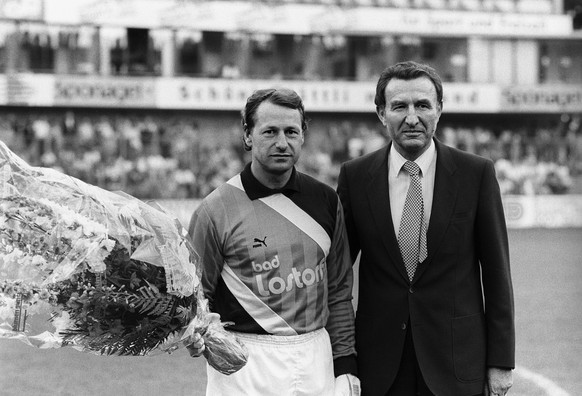 Karl Grob bestritt am 12. Juni 1987 sein 513. Nationalliga- und zugleich sein letztes Spiel für den FC Zürich. FCZ-Präsident Sven Hotz verabschiedete den altgedienten Fussballer mit Blumen.