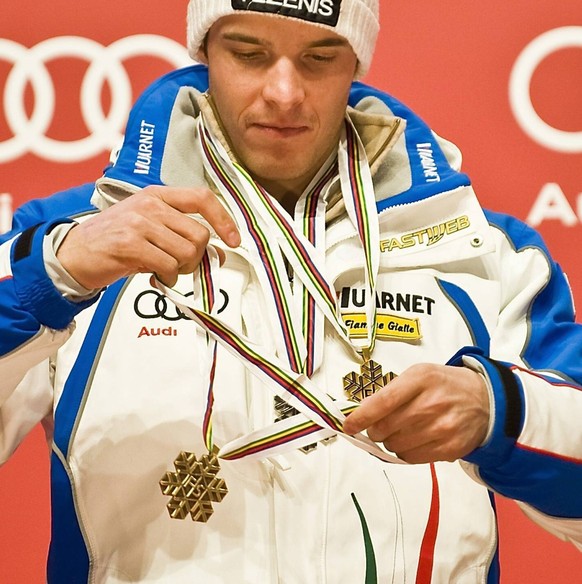 Bildnummer: 07361451 Datum: 14.02.2011 Copyright: imago/Sven Simon
Christof INNERHOFER, ITA, (Sieger Super G / 2.Platz Superkombination / 3. Platz Abfahrt), versucht seine bisher gewonnenen Medaillen ...