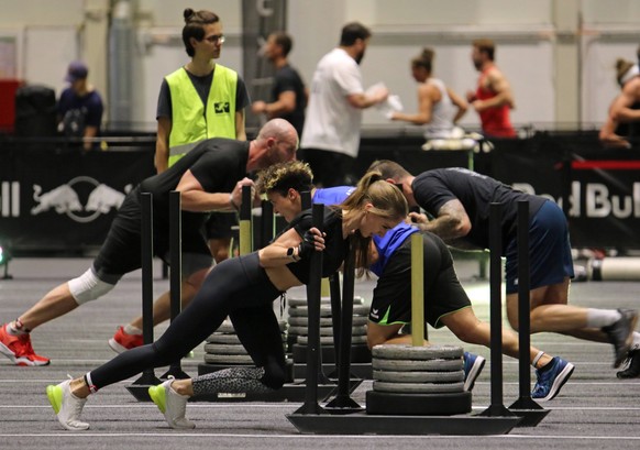 Feature: Fitness-Wettbewerb Hyrox in den Hamburger Messehallen. *** Feature fitness competition Hyrox in Hamburg exhibition halls