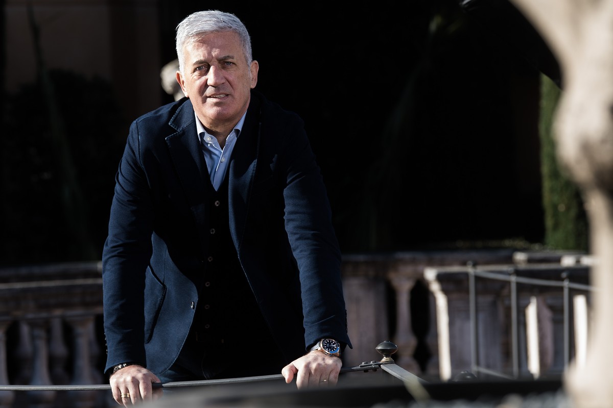 File --- Swiss national team coach Vladimir Petkovic in Ascona, June 2, 2021. Petkovic leaves the Switzerand's national team and becomes head coach of French team FC Girondins Bordeaux, as the Fr ...