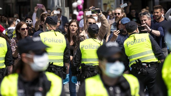 Menschen demonstrieren gegen den Corona-Lockdown auf dem Sechselaeutenplatz in Zuerich am Samstag, 16. Mai 2020. Die Polizei rueckte mit mehreren Streifenwagen zum Einsatz aus. (KEYSTONE/Alexandra Wey ...