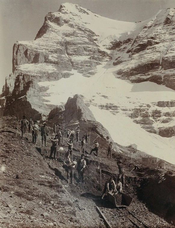 Aufnahme von Arbeitern, die den Gleisbau vorantreiben, ca. 1896.
https://www.jungfrau.ch/de-ch/jungfraujoch-top-of-europe/bau-der-jungfraubahn/