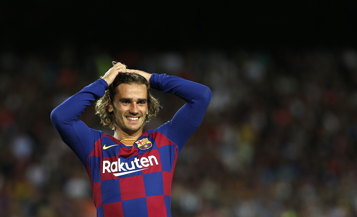 FC Barcelona's Antoine Griezmann reacts after missing an opportunity during the Joan Gamper trophy soccer match between FC Barcelona and Arsenal at the Camp Nou stadium in Barcelona, Spain, Sunda ...