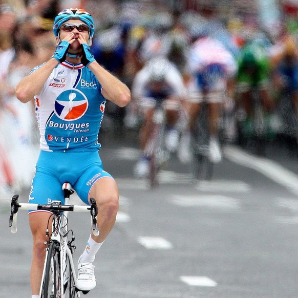 epa01787894 Bouygues Telecom team rider Thomas Voeckler of France celebrates as he cycles past the finish line to win the 5th stage of Tour the France cycling race between Cape d&#039;Agde and Perpign ...