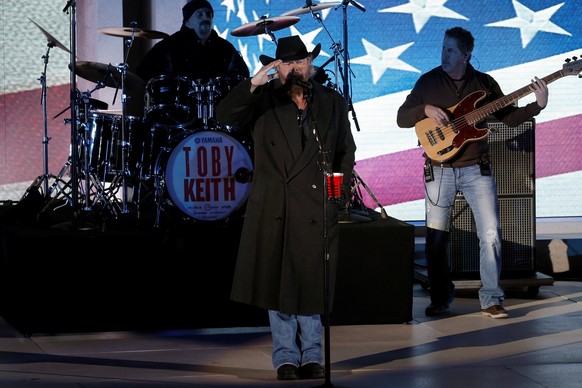 Toby Keith performs at the &quot;Make America Great Again! Welcome Celebration&quot; concert at the Lincoln Memorial in Washington, U.S., January 19, 2017. REUTERS/Mike Segar