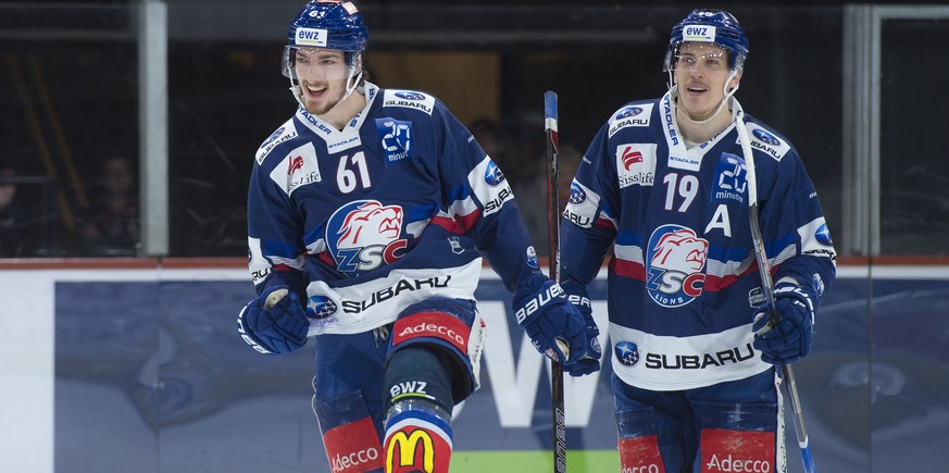 Jubel zum 2:0 bei Zuerichs doppeltem Torschuetzen Fabrice Herzog, links, und Reto Schaeppi, rechts, im vierten Eishockey Playoff-Halbfinalspiel der National League zwischen den ZSC Lions und dem SC Be ...