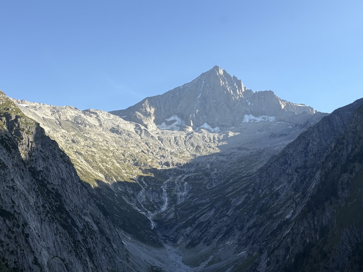 Un alpiniste suisse de 56 ans est mort le 9 août 2025 après une chute au Bietschhorn ; une enquête est en cours.