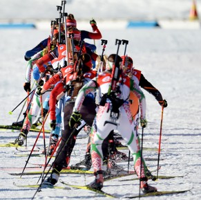 Der Massenstart gilt als spektakulärste Biathlon-Disziplin.