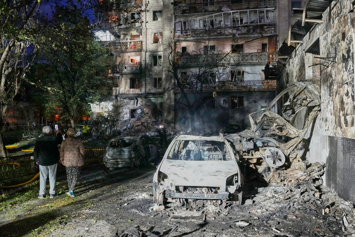 Local residents walk among debris following Russia's missile attack in Kyiv, Ukraine, Sunday, July 19, 2026. (AP Photo/Efrem Lukatsky)
Russia Ukraine War