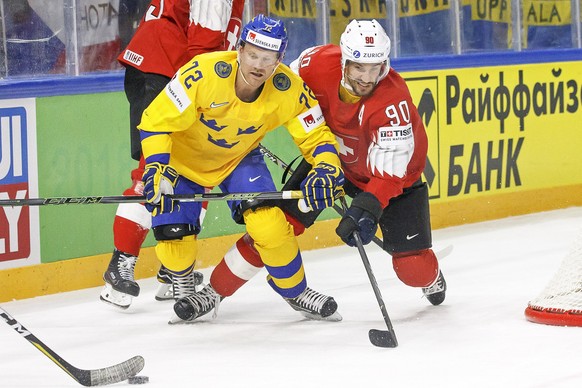 epa06733812 Sweden&#039;s forward Patric Hornqvist (L) in action against Switzerland&#039;s defender Roman Josi (R) during the IIHF World Championship Group A ice hockey match between Switzerland and  ...